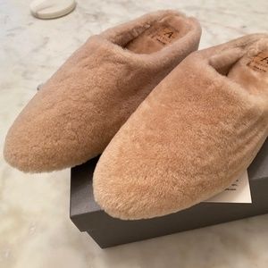 NWT Aquatalia Genuine Emilia Shearling Slippers Size 7 (fits like size 6) Sand